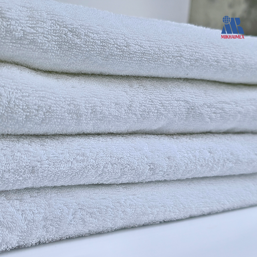 Set of 4 Hotel White Cotton Towels Set of 4 Hotel White Cotton Towels