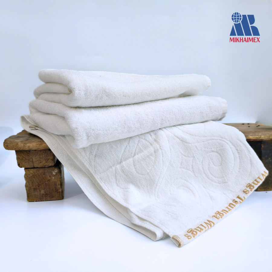 LOGO-WOVEN TOWEL